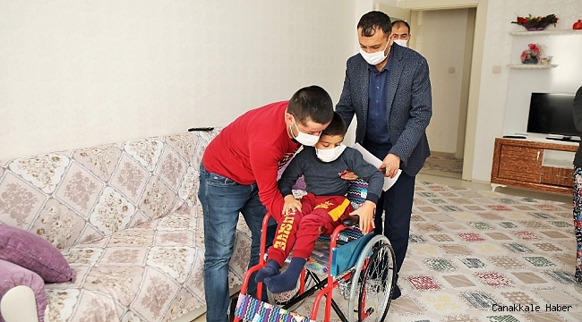 Minik Berat&#039;a tekerlekli sandalye sürprizi