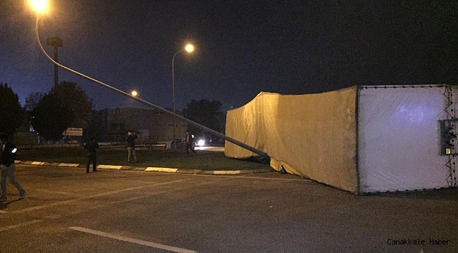 Mobilya yüklü tır devrildi, faciadan dönüldü