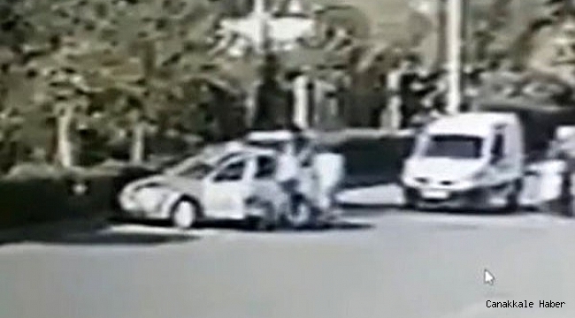 Motosikletli gencin önünü keserek darp ettiler