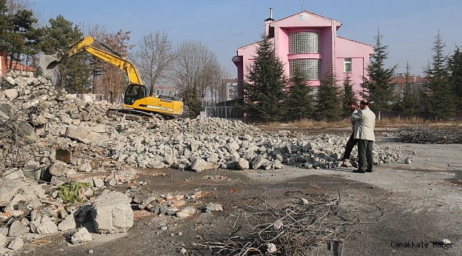 Müdür Başyiğit, yıkımı devam eden okulları inceledi