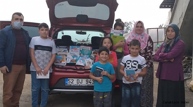 Müdür yardımcısı, uzaktan eğitime tabi öğrencileri ziyaret edip hediyeler veriyor