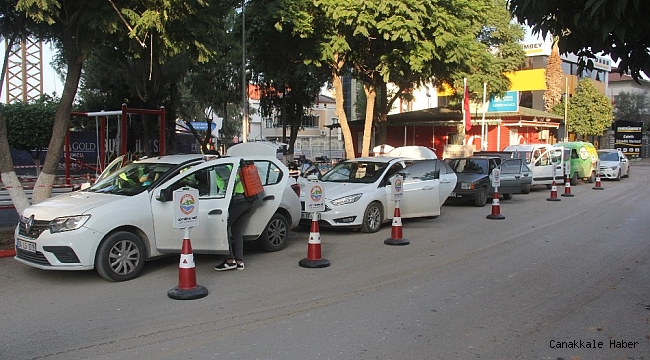 Muhtarlıkta araç dezenfekte kuyruğu