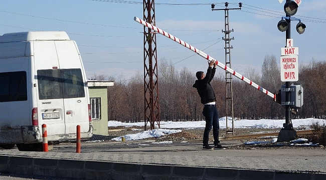 Muş'ta hemzemin geçit bariyeri bozuldu, araçlar kuyruk oluşturdu