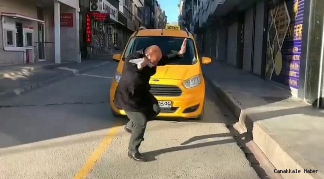 Müziğin ritmine kendini kaptıran taksici gülümsetti