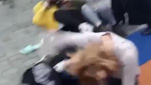 Ne maske ne mesafe...Kızlar saç saça baş başa böyle birbirine girdi