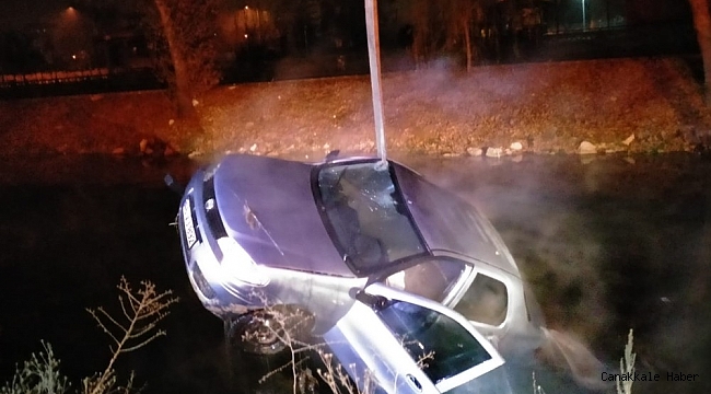 Nehre düşen otomobilden son anda kurtarıldı