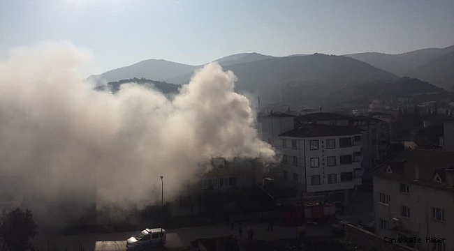 Odadan çıkan dumanı fark eden anne, çocuğunu kucağına alarak dışarıya çıktı