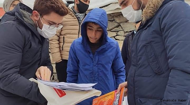 Öğretmenler kapı kapı dolaşarak kitap dağıttı