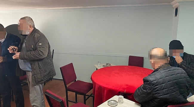 Okey salonunda iskambil pahalıya patladı