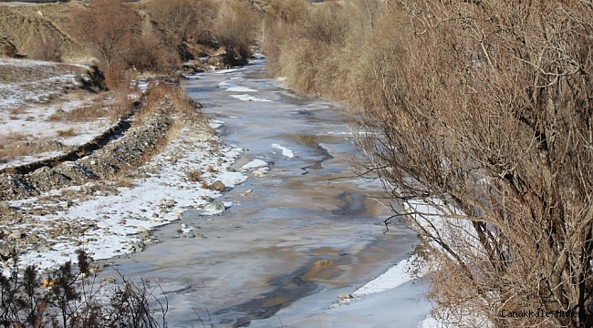 Oltu Çayı buz tuttu