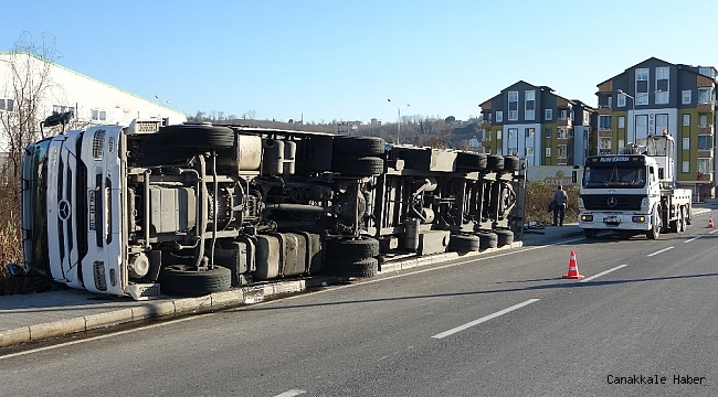 Ordu&#039;da boya yüklü tır devrildi