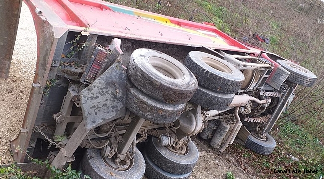 Ordu&#039;da çakıl yüklü kamyon devrildi