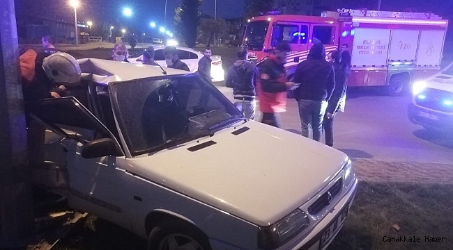 Otomobil aydınlatma direğine çarptı: 2 yaralı