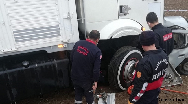 Otomobil kamyonun altına girdi: 1 ölü, 1 yaralı