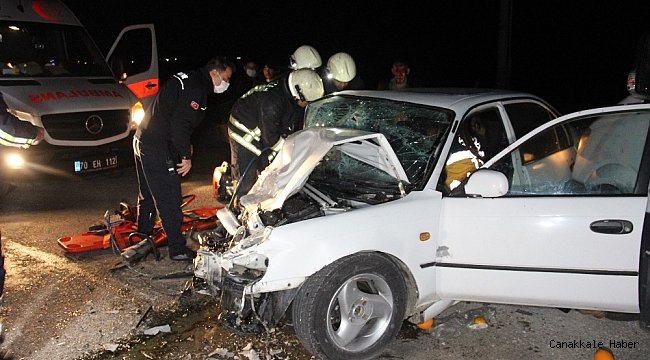 Otomobilde sıkışan arkadaşının başından ayrılmak istemedi