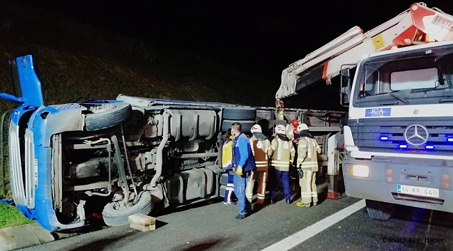 Otoyolda hurda yüklü TIR&#039;ın altında kalan sürücü yaşamını yitirdi