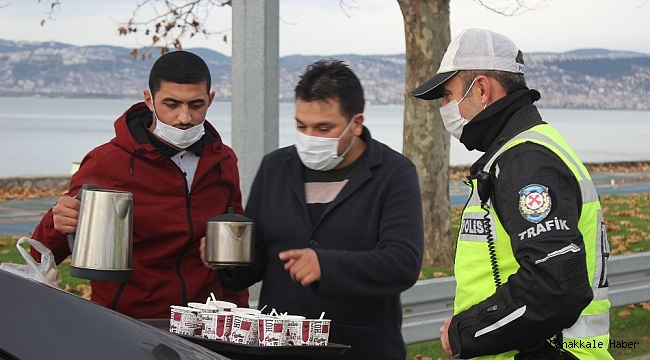 Özel halk otobüsü şoföründen polislere çay ve kek ikramı