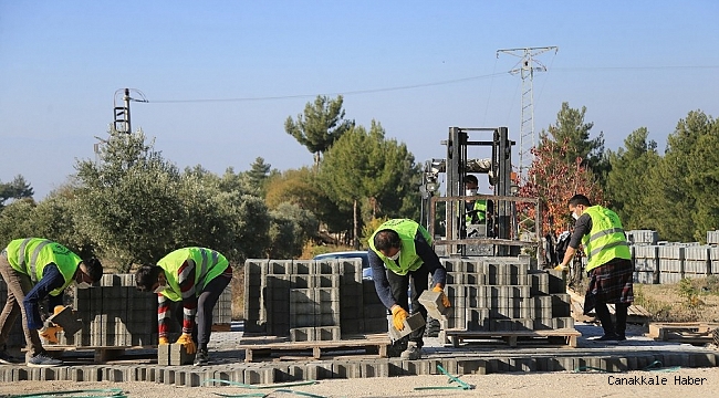 Pamukkale&#039;nin mahallelerinde kilit parke taşı döşeme atağı sürüyor