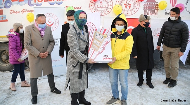 Pandemi nedeniyle evlerinden çıkamayan çocuklara hediyeler götüren &quot;Hediye Karavanı&quot; Ağrı&#039;da