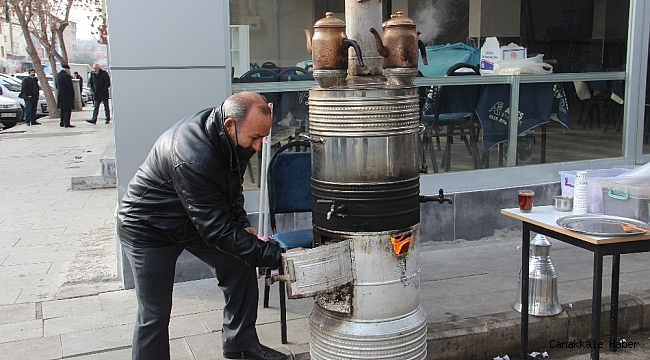 Pandemide sokağa kurduğu dev semaverle müşterilere paket çay servisi yapıyor