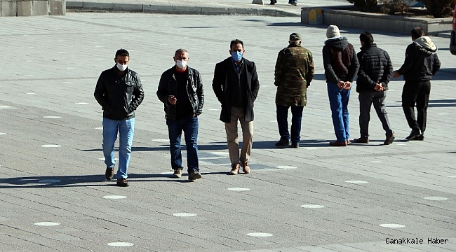 Pandemiye rağmen güneşli havayı fırsat bilen vatandaşlar sokağa akın etti