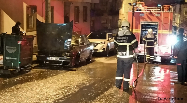 Park halindeki otomobilin motor bölümü yandı