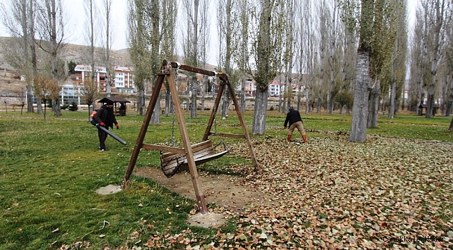 Park ve bahçelerde temizlik ve bakım çalışmaları devam ediyor