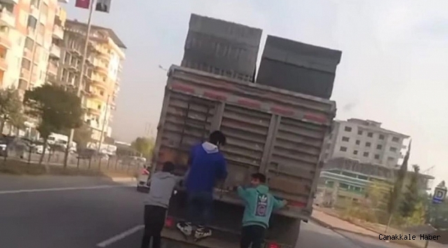 Patenli gençlerin kamyon arkasında tehlikeli yolculuğu