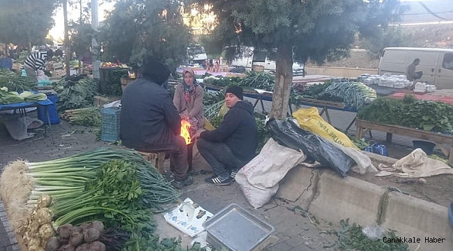 Pazarcılar soğuk havadan ateş yakarak korunuyor