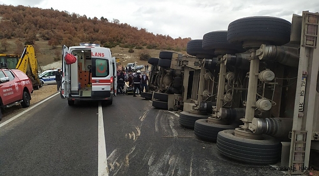 Pazarlar'da kömür yüklü tır devrildi: 2 yaralı