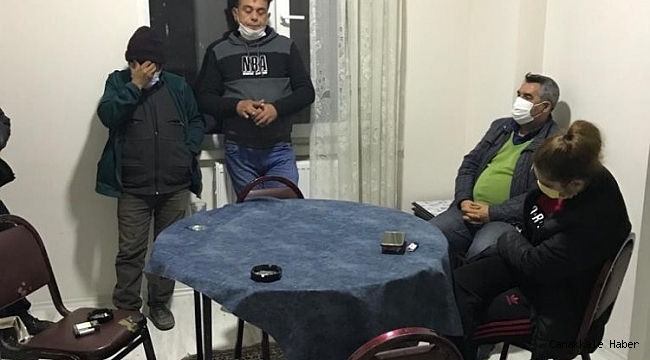 Polis baskın yapınca kumar oynadıkları parayı banyoya sakladılar
