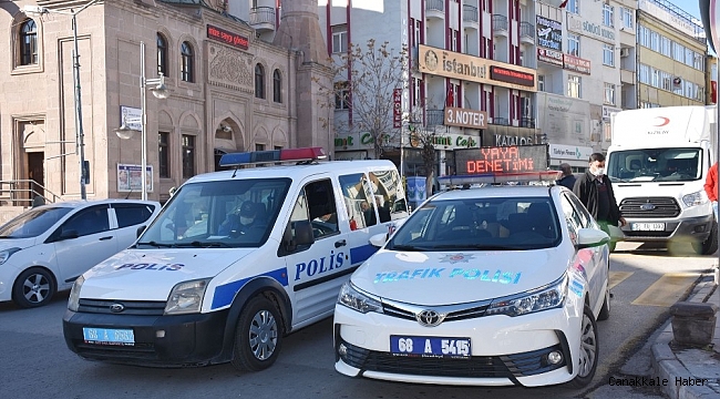 Polis ekipleri megafonla hem uyarıyor, hem bilgilendiriyor