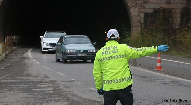 Polis tek tek durdurup kontrol etti, kış lastiği takmayan sürücüler ceza yedi