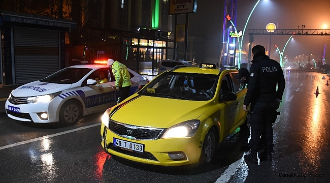 Polisten kar altında kısıtlama mesaisi