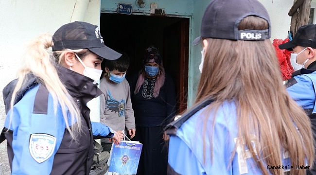 Polisten karantinadaki çocuklara sürpriz hediyeler