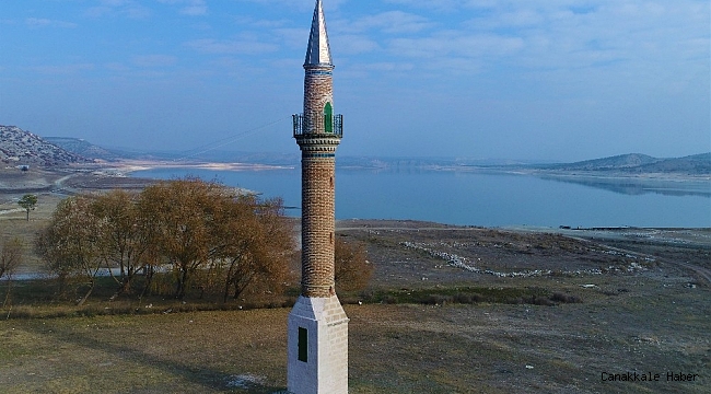 Porsuk Barajı&#039;nda su seviyesi düştü, eski minare tamamen gün yüzüne çıktı