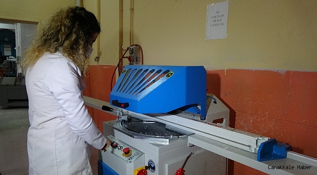 PVC kapı ve pencereler kadın öğretmenlerin elinde şekil buluyor