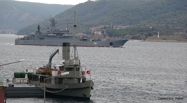 Rus savaş gemileri peş peşe Çanakkale Boğazı&#039;ndan geçti