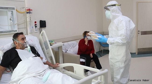 Sağlık çalışanlarından korona tedavisi gören hastalara yeni yıl jesti