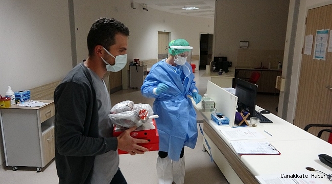 Sağlık çalışanlarını sevindiren pizza ikramı