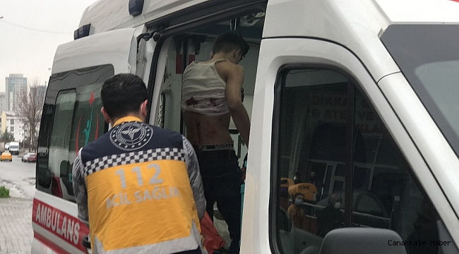 Sahibi börekçide bıçaklanan köpek, ambulansın başında böyle bekledi