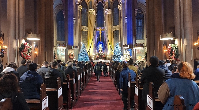 Saint Antuan Kilisesi&#039;nde Noel ayini