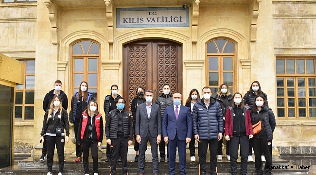 Sakaryalı Voleybol takımında Vali Soytürk&#039;e ziyaret