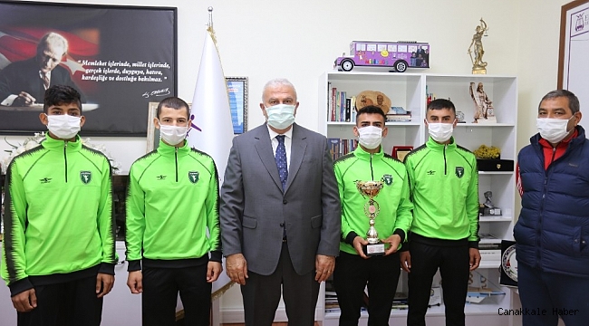 Şampiyon atletler, Başkan Atay&#039;ı ziyaret etti