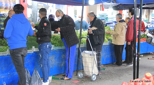 Samsun'da vatandaşlar kısıtlama öncesi pazara akın etti