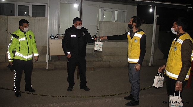 Şanlıurfa'da görevi başındaki polislere tatlı ikramı
