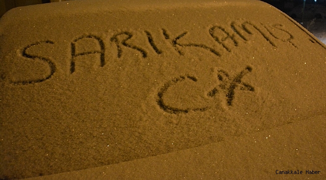 Sarıkamış&#039;ta gece saatlerinde kar yağışı etkisini arttırdı
