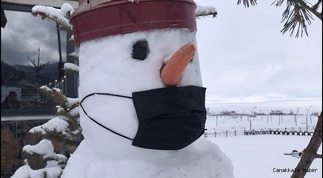 Sarıkamış&#039;ta kardan adamalar maske takmayı unutmadı