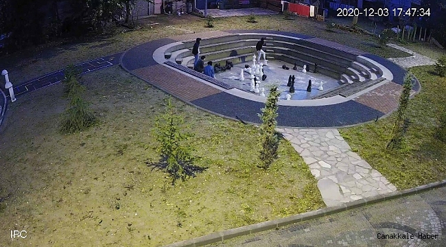 Satranç alanına zarar veren gençler güvenlik kamerasında
