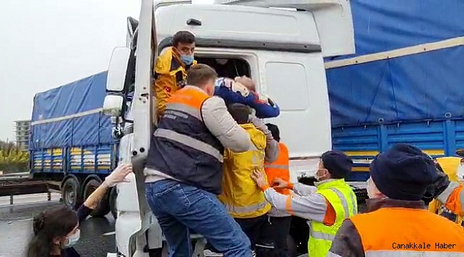 Sefaköy&#039;de tır metrobüs bariyerlerini biçti, faciadan dönüldü